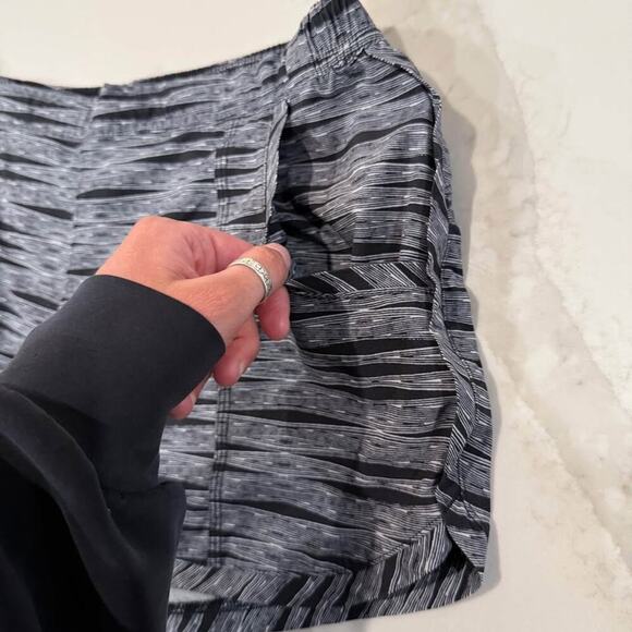 Athleta Ariel Stellar Shorts Women's Medium Gray/Black Running Workout Pockets - Picture 3 of 7